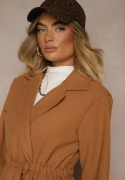 Brązowy Szlafrokowy Płaszcz z Wiązanym Paskiem i Ozdobnym Marszczeniem w Pasie Pittia