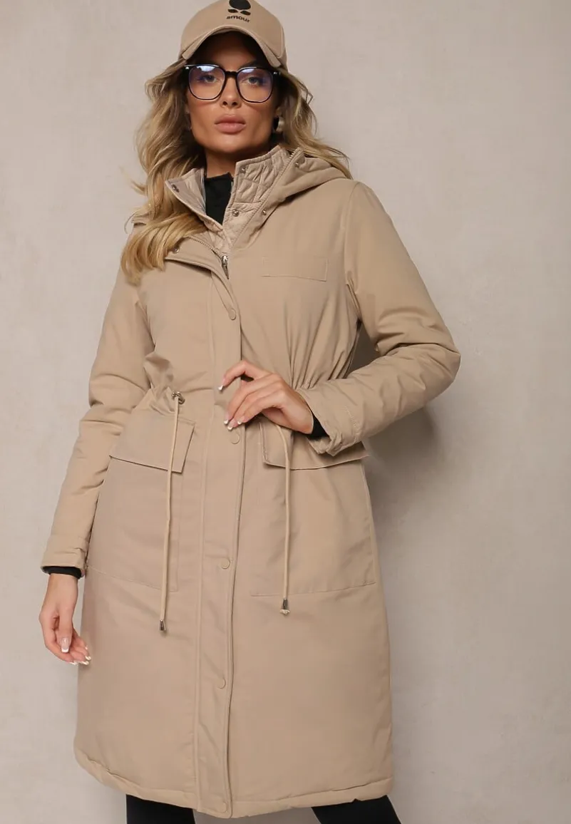 Ciemnobeżowa Długa Kurtka z Kieszeniami i Kapturem Podkreślająca Talię Tarindela