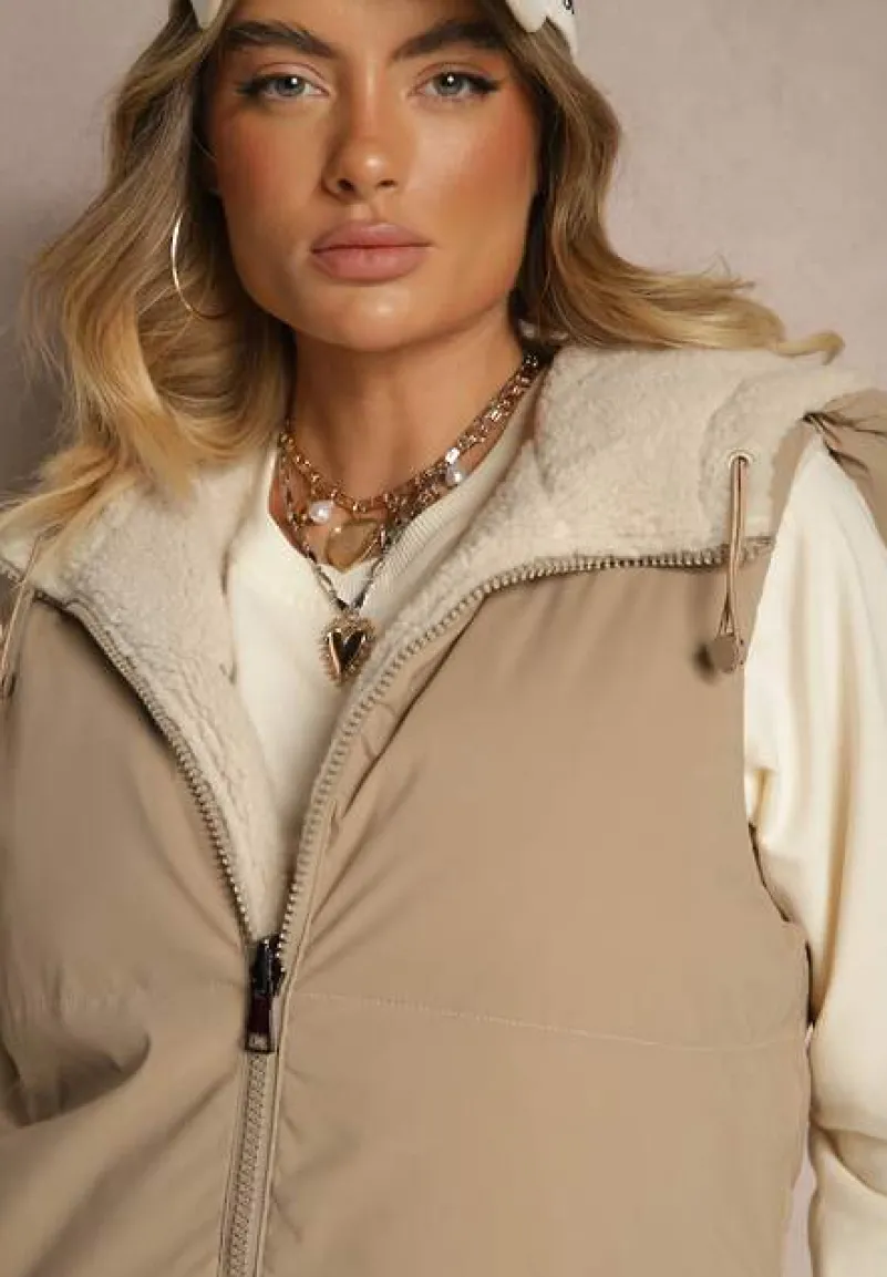 Ciemnobeżowa Dwustronna Kamizelka z Barankowym Futerkiem i Pikowanymi Przeszyciami z Kapturem Lertitana