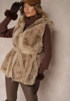 Ciemnobeżowa Kamizelka Futerko z Kapturem i Kieszeniami Wiązana w Talii Jackiena