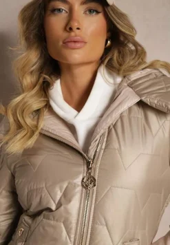 Ciemnobeżowa Kurtka Ozdobiona Pikowaniem z Rękawami Zakończonymi Ściągaczami i Kapturem Celosira