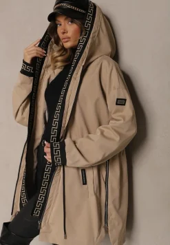 Ciemnobeżowa Kurtka Parka z Kapturem i Ściągaczem w Talii Ozdobiona Geometrycznym Wzorem Raliti