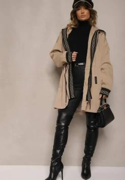 Ciemnobeżowa Kurtka Parka z Kapturem i Ściągaczem w Talii Ozdobiona Geometrycznym Wzorem Raliti