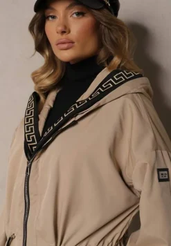 Ciemnobeżowa Kurtka Parka z Kapturem i Ściągaczem w Talii Ozdobiona Geometrycznym Wzorem Raliti