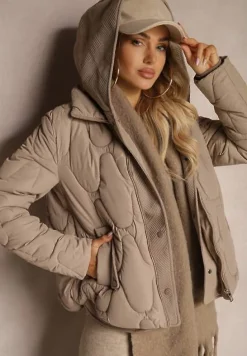 Ciemnobeżowa Kurtka z Materiałowym Kapturem i Kieszeniami Zdobiona Pikowanymi Przeszyciami Ravathrias