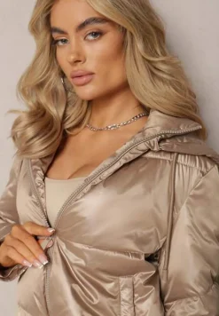 Ciemnobeżowa Kurtka z Pikowaniem i Troczkiem w Talii oraz Kapturem Aielera