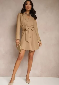 Ciemnobeżowa Sukienka o Kroju Marynarki z Usztywnioną Linią Ramion Wiązana w Talii Equintina