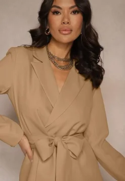 Ciemnobeżowa Sukienka o Kroju Marynarki z Usztywnioną Linią Ramion Wiązana w Talii Equintina