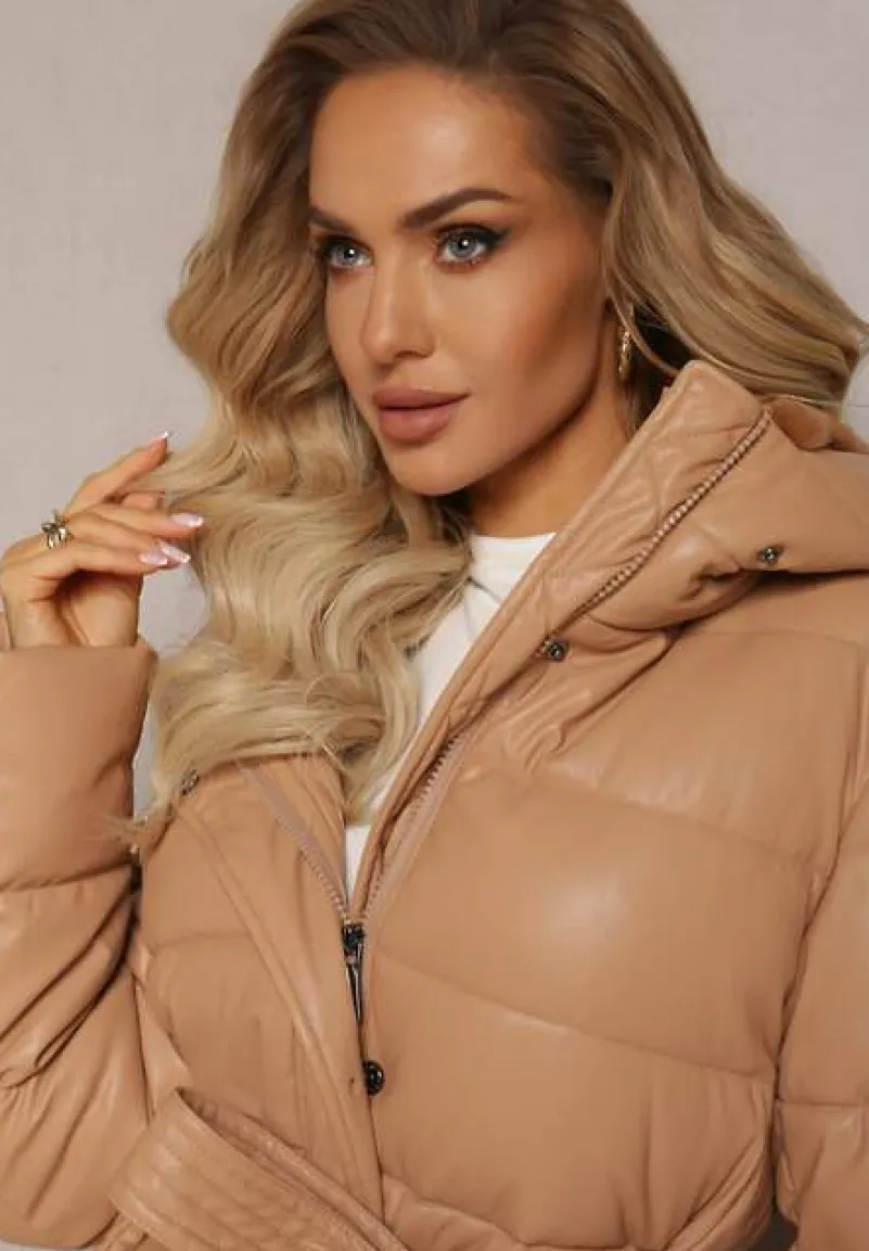 Ciemnobeżowa Wiskozowa Kurtka z Imitacji Skóry z Ozdobnym Pikowaniem z Paskiem i Kapturem Gersja