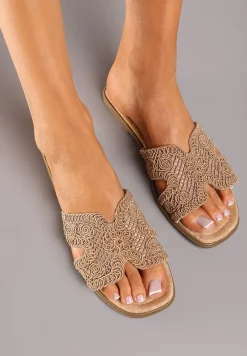 Ciemnobeżowe Ażurowe Klapki na Płaskiej Podeszwie w Stylu Boho Gilaria