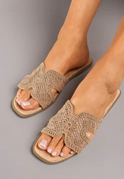 Ciemnobeżowe Ażurowe Klapki na Płaskiej Podeszwie w Stylu Boho Gilaria