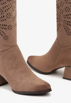 Ciemnobeżowe Ażurowe Kozaki na Stożkowym Obcasie Hetila