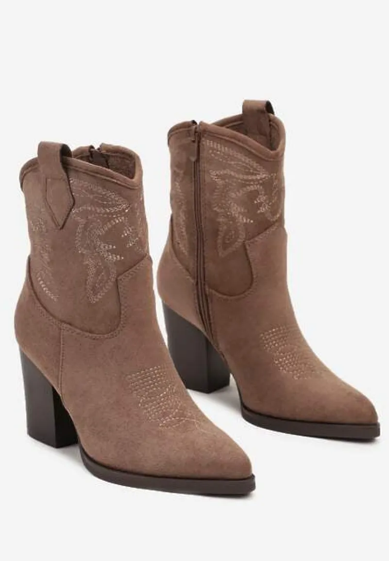 Ciemnobeżowe Botki Kowbojki na Słupku Ozdobione Haftem Riamara