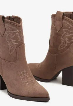 Ciemnobeżowe Botki Kowbojki na Słupku Ozdobione Haftem Riamara