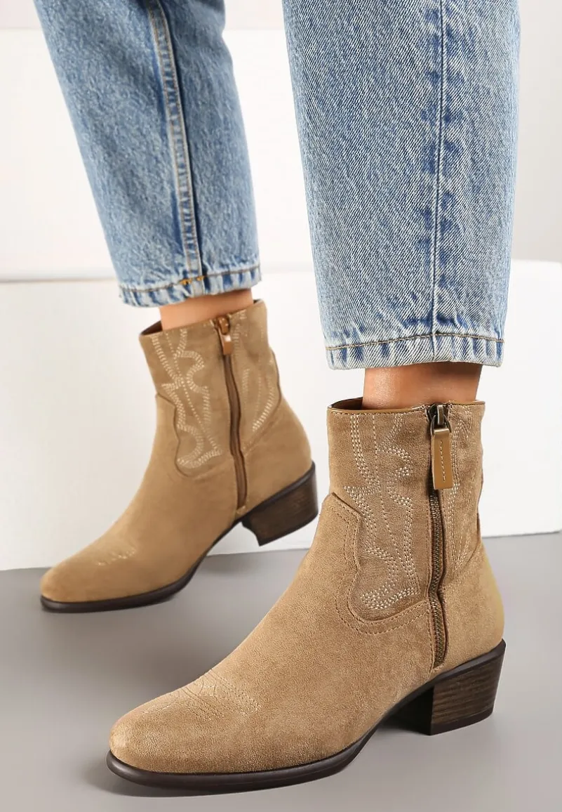 Ciemnobeżowe Botki Kowbojki z Delikatnym Haftem na Słupku Malwida