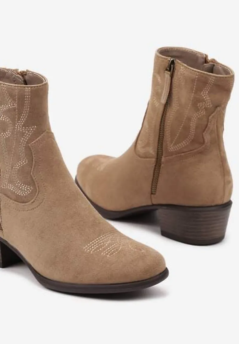 Ciemnobeżowe Botki Kowbojki z Delikatnym Haftem na Słupku Malwida