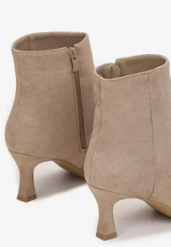 Ciemnobeżowe Botki na Niskim Obcasie ze Szpiczastym Noskiem Rila
