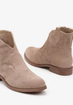 Ciemnobeżowe Botki na Płaskiej Podeszwie z Ażurową Cholewką Revasia