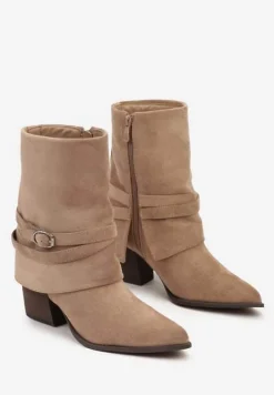Ciemnobeżowe Botki na Słupku z Klamrą i Wywiniętą Cholewką Nevelorae