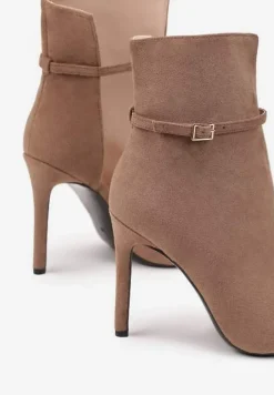Ciemnobeżowe Botki na Szpilce Ozdobione Paskami z Klamrami Wionesa