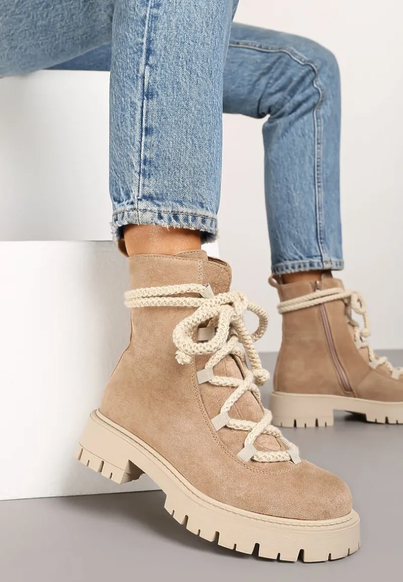 Ciemnobeżowe Botki na Tłoczonej Platformie Ozdobione Wiązaniem Innorella