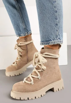 Ciemnobeżowe Botki na Tłoczonej Platformie Ozdobione Wiązaniem Innorella