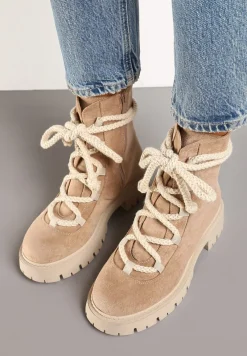 Ciemnobeżowe Botki na Tłoczonej Platformie Ozdobione Wiązaniem Innorella