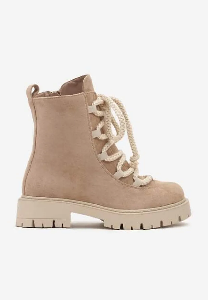 Ciemnobeżowe Botki na Tłoczonej Platformie Ozdobione Wiązaniem Innorella