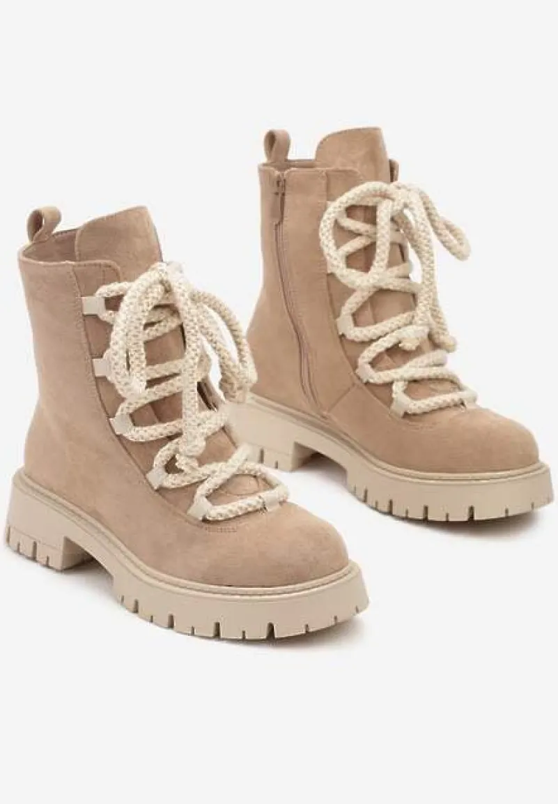 Ciemnobeżowe Botki na Tłoczonej Platformie Ozdobione Wiązaniem Innorella