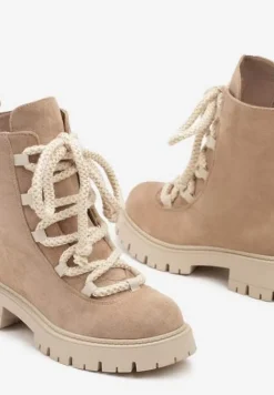 Ciemnobeżowe Botki na Tłoczonej Platformie Ozdobione Wiązaniem Innorella