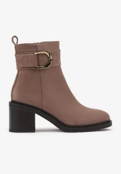 Ciemnobeżowe Botki Sztyblety na Słupku z Ozdobnym Paskiem i Klamrą Irissara