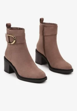 Ciemnobeżowe Botki Sztyblety na Słupku z Ozdobnym Paskiem i Klamrą Irissara