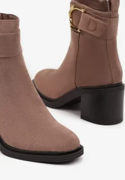 Ciemnobeżowe Botki Sztyblety na Słupku z Ozdobnym Paskiem i Klamrą Irissara