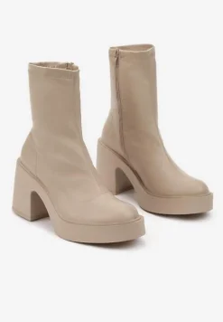 Ciemnobeżowe Botki z Dopasowaną Cholewką na Słupku i Platformie Russona