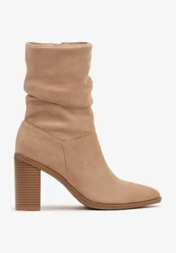 Ciemnobeżowe Botki z Ekozamszu na Obcasie Typu Słupek z Marszczeniami przy Cholewce Averira