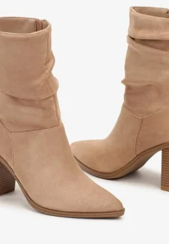 Ciemnobeżowe Botki z Ekozamszu na Obcasie Typu Słupek z Marszczeniami przy Cholewce Averira