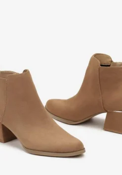 Ciemnobeżowe Botki z Ekozamszu na Niskim Obcasie Zdobionym Metaliczną Wstawką Brievia