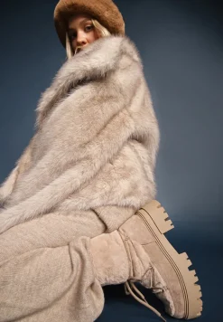 Ciemnobeżowe Botki z Futerkiem na Platformie z Ozdobnym Wiązaniem Cotara