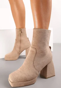 Ciemnobeżowe Botki z Imitacji Zamszu na Geometrycznym Słupku z Metalowym Łańcuszkiem Delinn