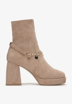 Ciemnobeżowe Botki z Imitacji Zamszu na Geometrycznym Słupku z Metalowym Łańcuszkiem Delinn