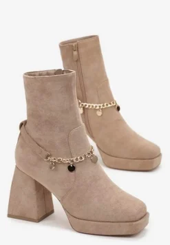 Ciemnobeżowe Botki z Imitacji Zamszu na Geometrycznym Słupku z Metalowym Łańcuszkiem Delinn