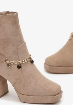 Ciemnobeżowe Botki z Imitacji Zamszu na Geometrycznym Słupku z Metalowym Łańcuszkiem Delinn
