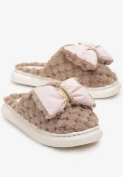Ciemnobeżowe Ciepłe Kapcie Futrzane Ozdobione Tłoczeniem i Kokardką Davelle
