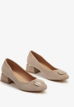 Ciemnobeżowe Czółenka Vices z Wkładką z Naturalnej Skóry i Metalowymi Akcentami Jorinna