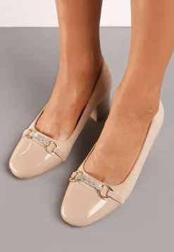 Ciemnobeżowe Czółenka z Lakierowanym Wykończeniem na Niskim Obcasie Zdobione Łańcuszkiem Ivaria