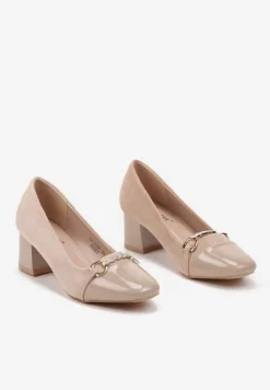 Ciemnobeżowe Czółenka z Lakierowanym Wykończeniem na Niskim Obcasie Zdobione Łańcuszkiem Ivaria