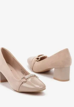 Ciemnobeżowe Czółenka z Lakierowanym Wykończeniem na Niskim Obcasie Zdobione Łańcuszkiem Ivaria