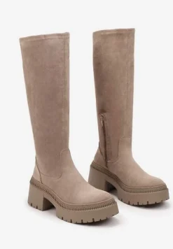 Ciemnobeżowe Długie Kozaki z Elastyczną Cholewką na Grubej Tłoczonej Podeszwie Hantrine