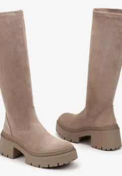 Ciemnobeżowe Długie Kozaki z Elastyczną Cholewką na Grubej Tłoczonej Podeszwie Hantrine