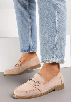 Ciemnobeżowe Ekozamszowe Mokasyny z Ozdobną Metalową Aplikacją Ravarielen